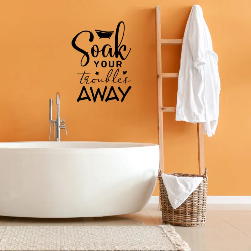 Zidna naljepnica za kupaonicu s tekstom “Soak your troubles away” i ilustracijom kade, u crnoj mat varijanti