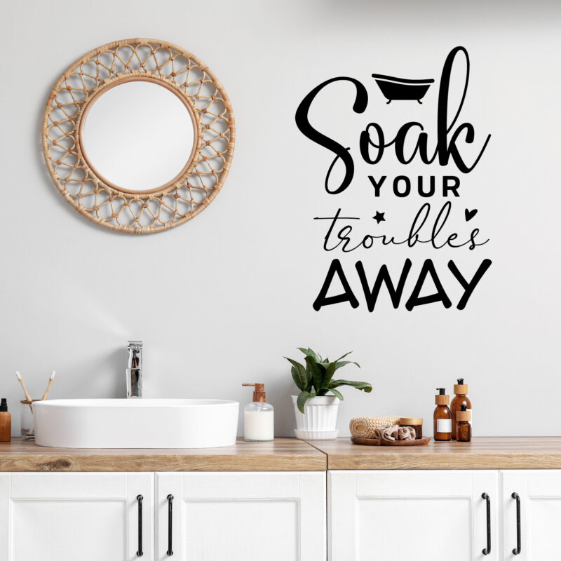 Zidna naljepnica za kupaonicu s tekstom “Soak your troubles away” i ilustracijom kade, u crnoj mat varijanti