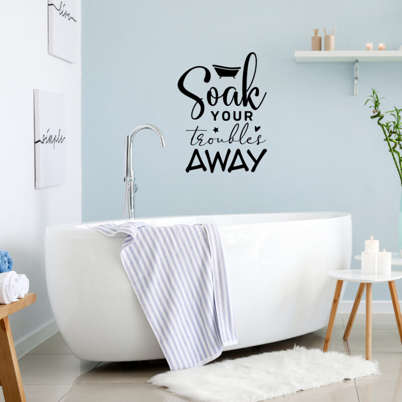 Zidna naljepnica za kupaonicu s tekstom “Soak your troubles away” i ilustracijom kade, u crnoj mat varijanti