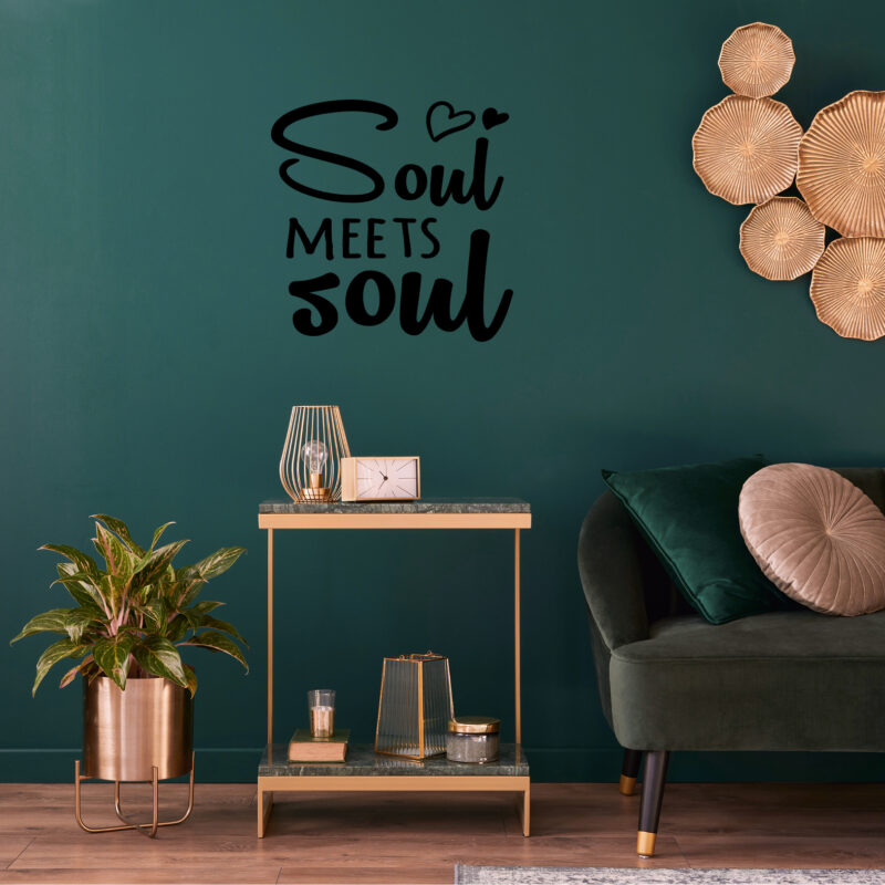Zidna naljepnica s natpisom "Soul meets soul" u dekorativnom crnom fontu, idealna za uređenje spavaće sobe ili romantičnog kutka u domu
