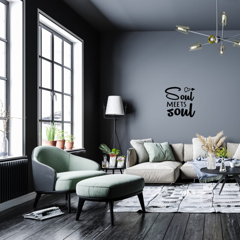 Zidna naljepnica s natpisom "Soul meets soul" u dekorativnom crnom fontu, idealna za uređenje spavaće sobe ili romantičnog kutka u domu