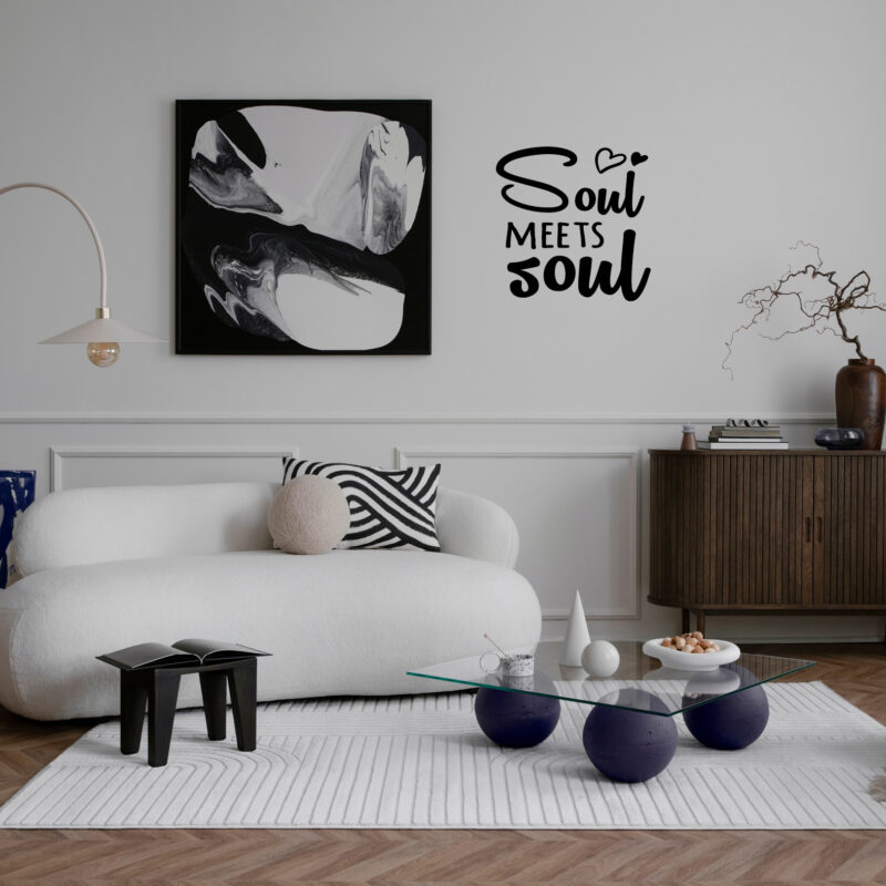 Zidna naljepnica s natpisom "Soul meets soul" u dekorativnom crnom fontu, idealna za uređenje spavaće sobe ili romantičnog kutka u domu