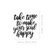 Zidna naljepnica s inspirativnim citatom "Take time to make your soul happy" u elegantnom crnom fontu, savršena za kupaonicu, ured ili osobni kutak za opuštanje - shema