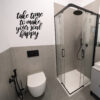 Zidna naljepnica s inspirativnim citatom "Take time to make your soul happy" u elegantnom crnom fontu, savršena za kupaonicu, ured ili osobni kutak za opuštanje.