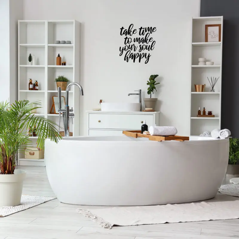 Zidna naljepnica s inspirativnim citatom "Take time to make your soul happy" u elegantnom crnom fontu, savršena za kupaonicu, ured ili osobni kutak za opuštanje.