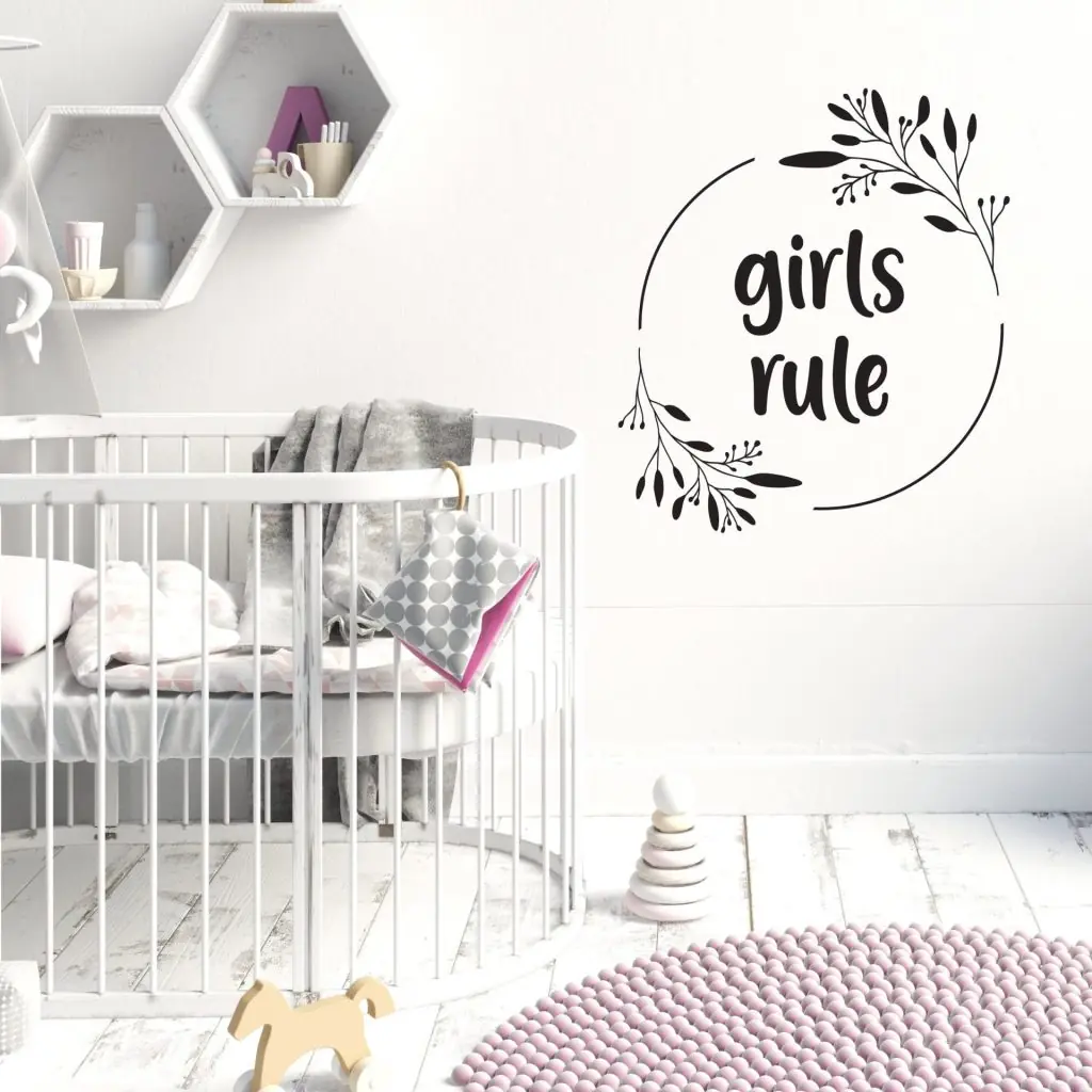 Naljepnica za zid dječje sobe s natpisom "Girls Rule" i dekorativnim motivima, Hia Workshop