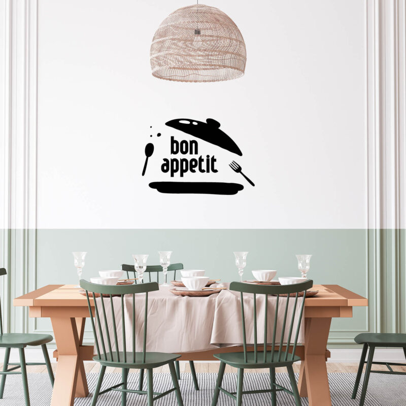 Dekorativna zidna naljepnica Bon Appétit na zidu iznad kuhinjskog stola