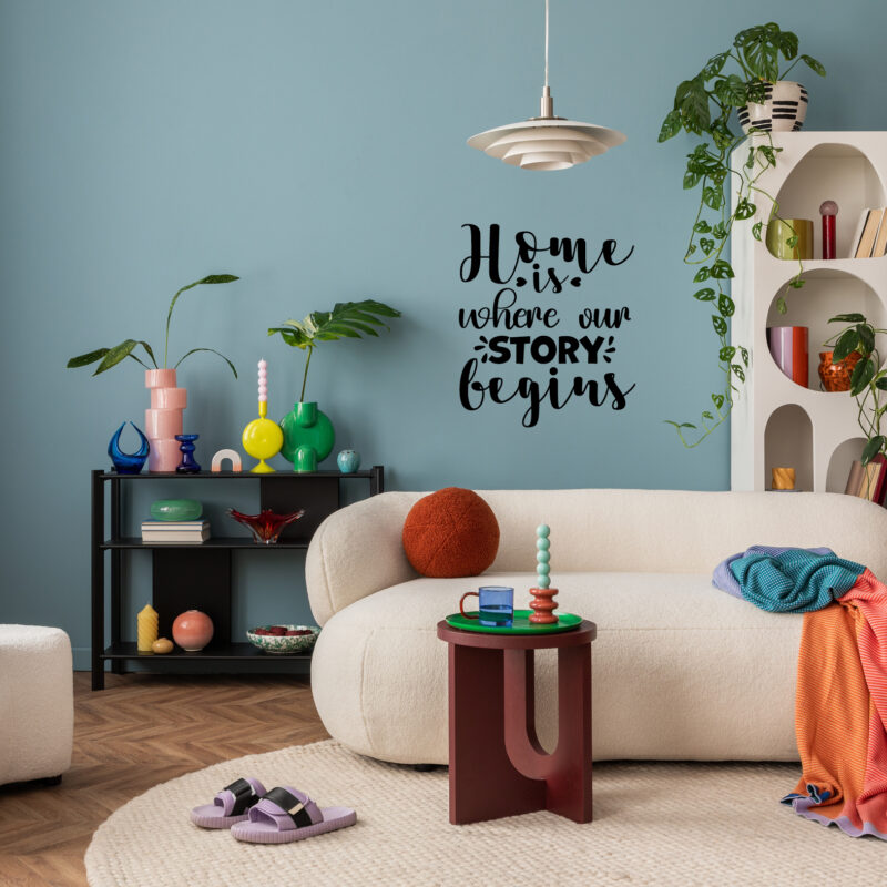 Dekorativna naljepnica za zid s tekstom Home Story u predsoblju