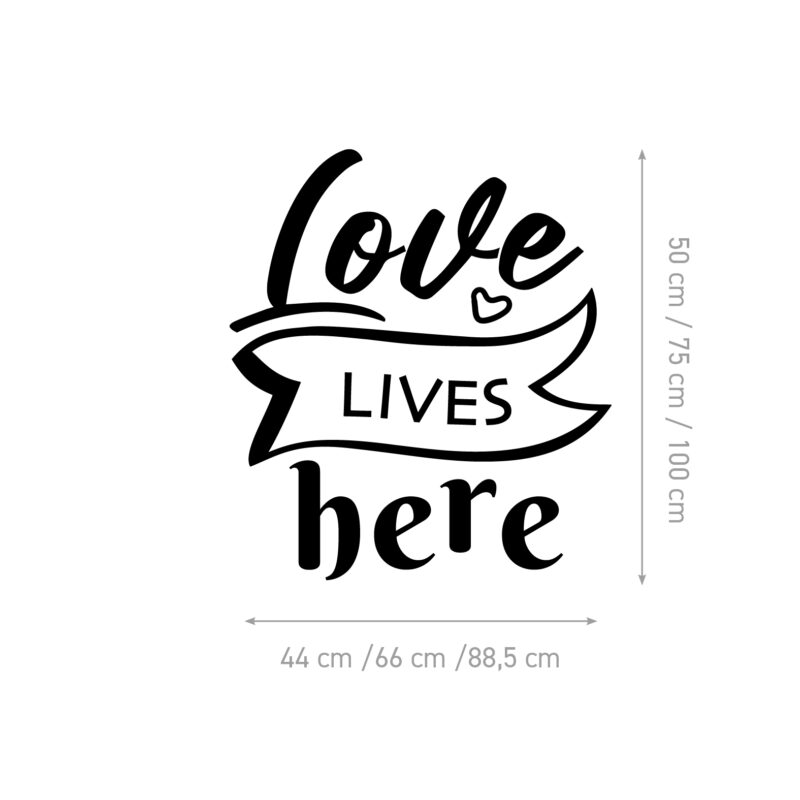 Naljepnica za zid s emotivnim natpisom Love Lives Here iznad sofe - shema