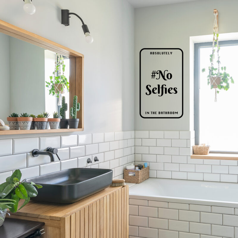 Zidna naljepnica s natpisom No Selfies za ljepšu kupaonicu