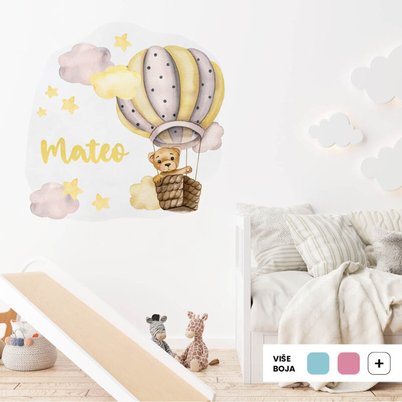 Personalizirana dječja naljepnica s imenom i medvjedićem u balonu među oblacima, u pastelnim tonovima žute, sive i bež.