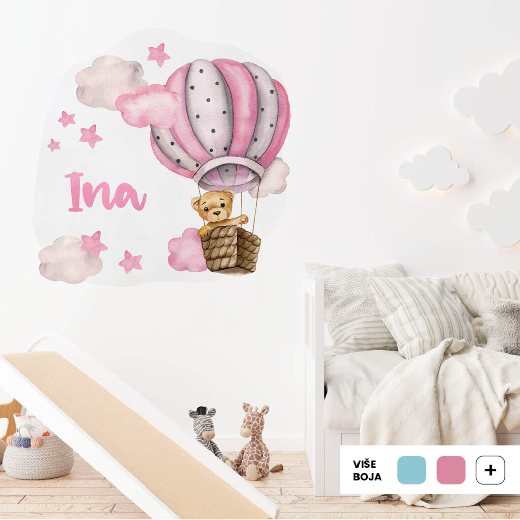 Personalizirana dječja naljepnica s imenom i medvjedićem u balonu među oblacima, u pastelnim tonovima roze boje.