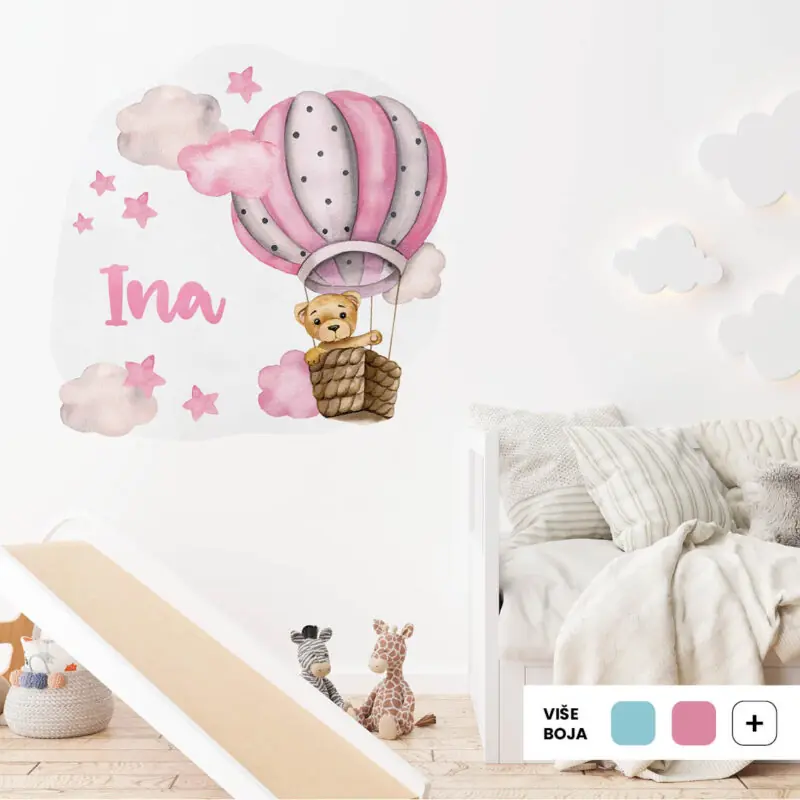 Personalizirana dječja naljepnica s imenom i medvjedićem u balonu među oblacima, u pastelnim tonovima roze boje.