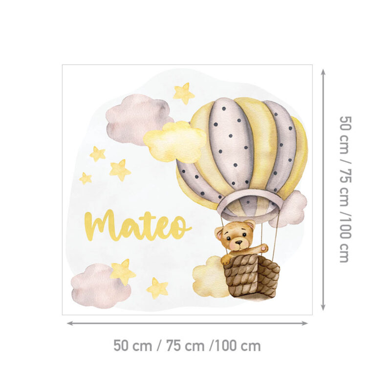 Personalizirana dječja naljepnica s imenom i medvjedićem u balonu među oblacima, u pastelnim tonovima žute, sive i bež.