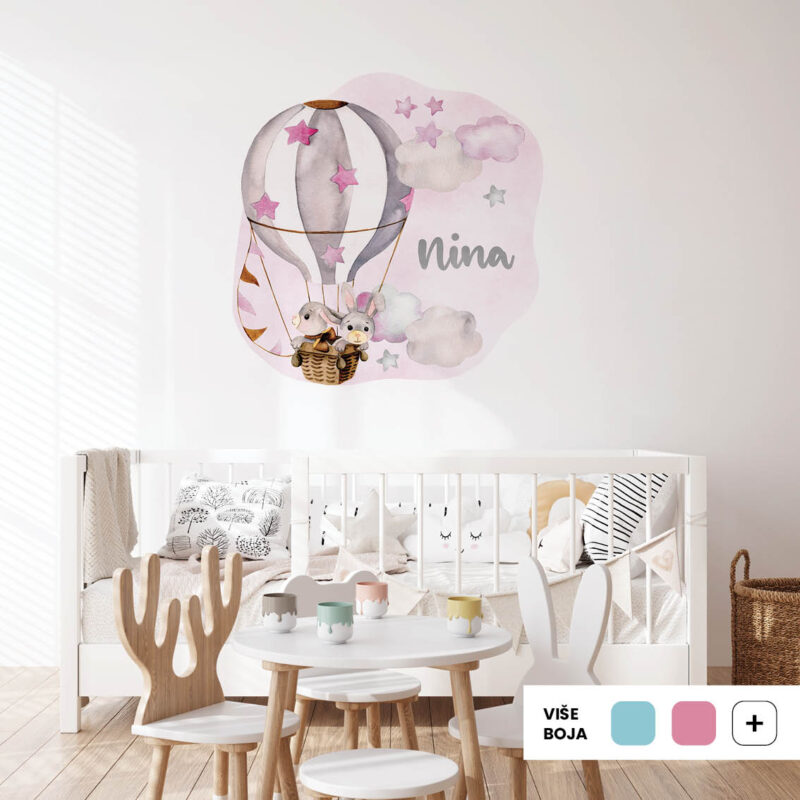 Personalizirana dječja naljepnica s imenom i zečićima u balonu među oblacima, u pastelnim nijansama roze, sive i bež.