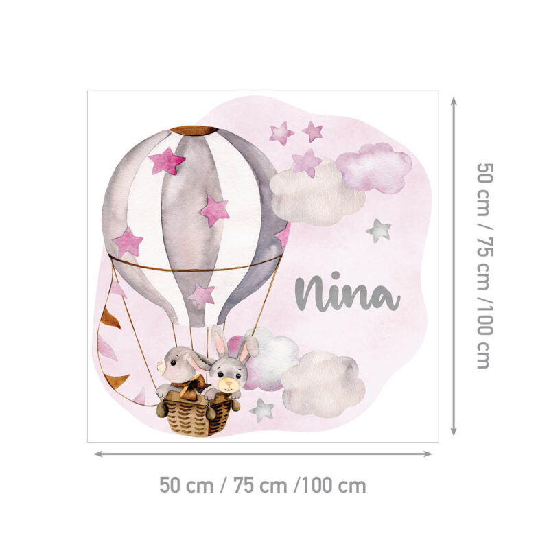 Personalizirana dječja naljepnica s imenom i zečićima u balonu među oblacima, u pastelnim nijansama roze, sive i bež.