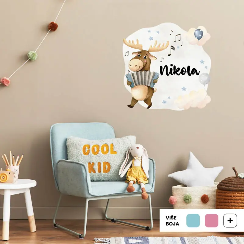 Personalizirana dječja naljepnica za zid s imenom, ilustracijom soba koji svira harmoniku, okružen balonima, glazbenim notama i oblacima.
