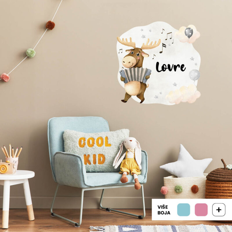Personalizirana dječja naljepnica za zid s imenom, ilustracijom soba koji svira harmoniku, okružen balonima, glazbenim notama i oblacima.