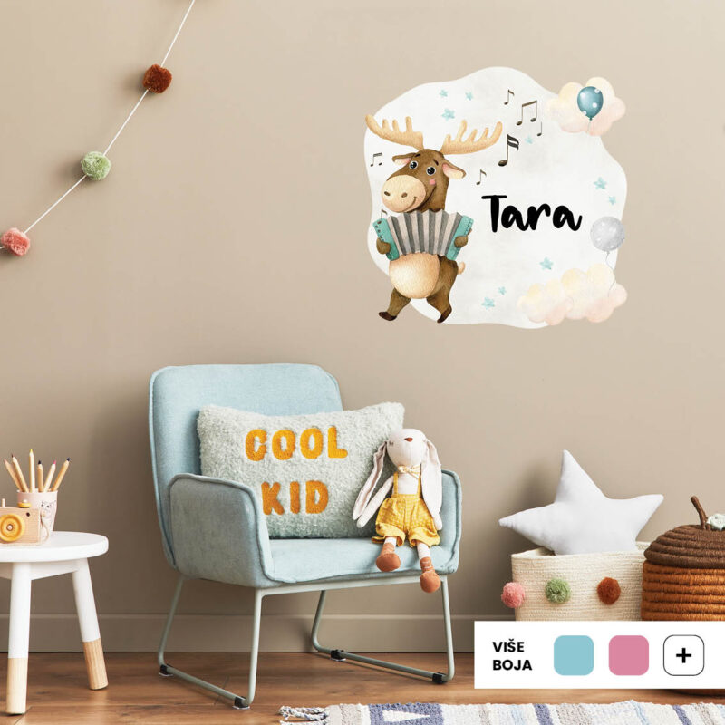 Personalizirana dječja naljepnica za zid s imenom, ilustracijom soba koji svira harmoniku, okružen balonima, glazbenim notama i oblacima.