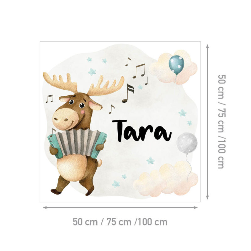 Personalizirana dječja naljepnica za zid s imenom, ilustracijom soba koji svira harmoniku, okružen balonima, glazbenim notama i oblacima.