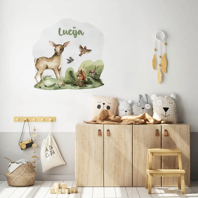 Personalizirana dječja naljepnica s imenom i ilustracijom lane, vjeverice, ptica i gljiva u zelenoj šumskoj sceni, u toplim, prirodnim tonovima.