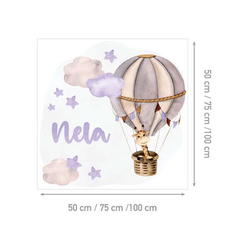 Personalizirana dječja naljepnica s imenom i žirafom u balonu među oblacima, u pastelnim nijansama roze, žute, plave i mente - ljubičasta verzija.