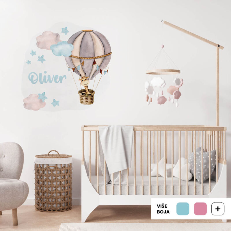 Personalizirana dječja naljepnica s imenom i žirafom u balonu među oblacima, u pastelnim nijansama roze, žute, plave i mente - plava verzija.