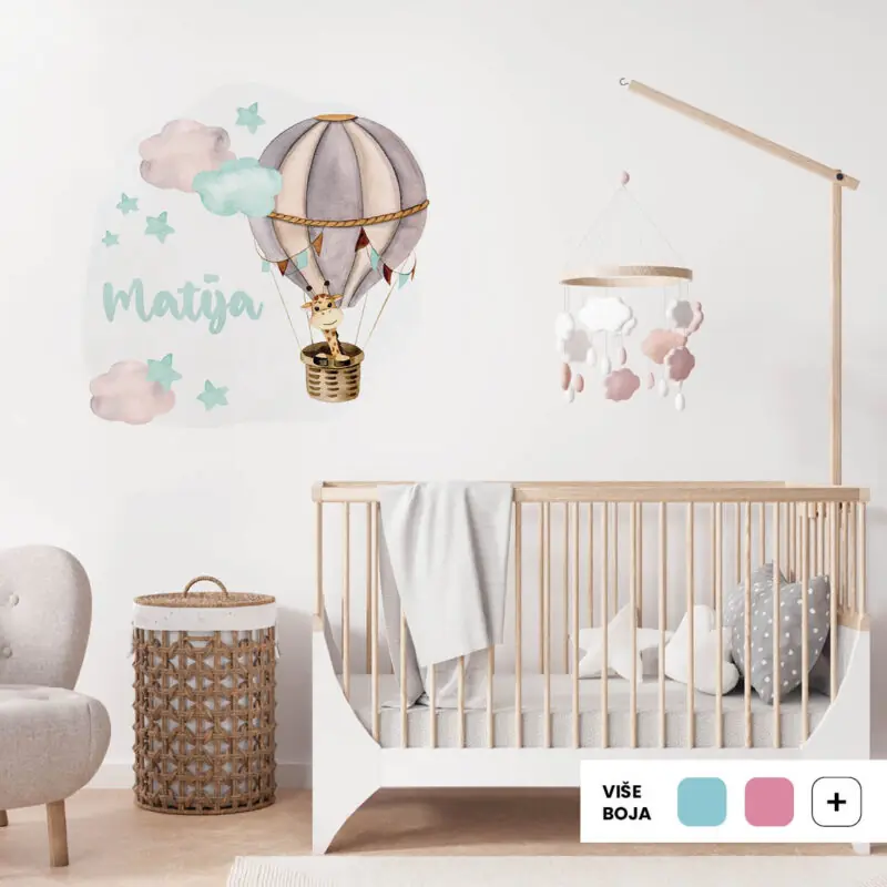 Personalizirana dječja naljepnica s imenom i žirafom u balonu među oblacima, u pastelnim nijansama roze, žute, plave i mente - mint verzija.