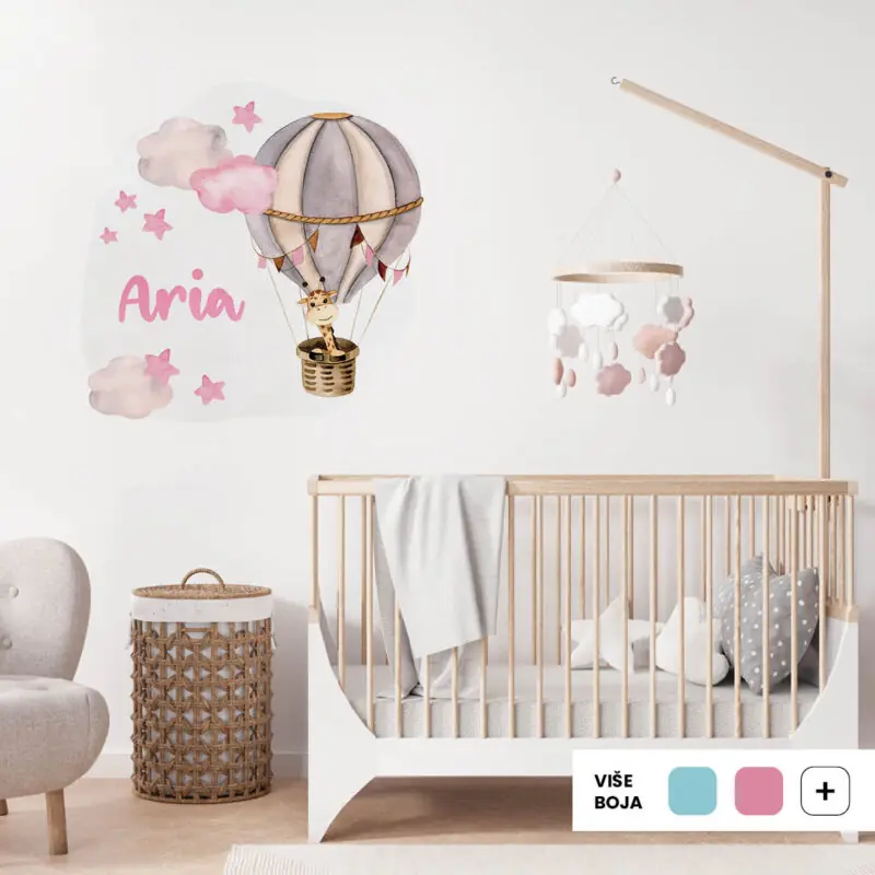 Personalizirana dječja naljepnica s imenom i žirafom u balonu među oblacima, u pastelnim nijansama roze, žute, plave i mente - roza verzija.