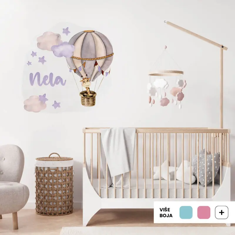 Personalizirana dječja naljepnica s imenom i žirafom u balonu među oblacima, u pastelnim nijansama roze, žute, plave i mente - ljubičasta verzija.