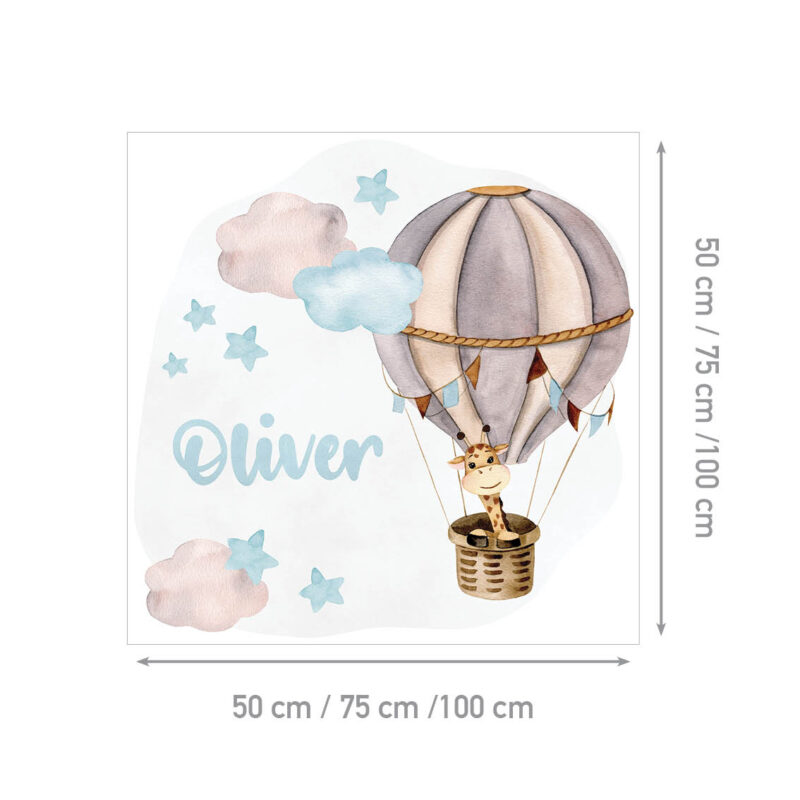 Personalizirana dječja naljepnica s imenom i žirafom u balonu među oblacima, u pastelnim nijansama roze, žute, plave i mente - plava verzija.