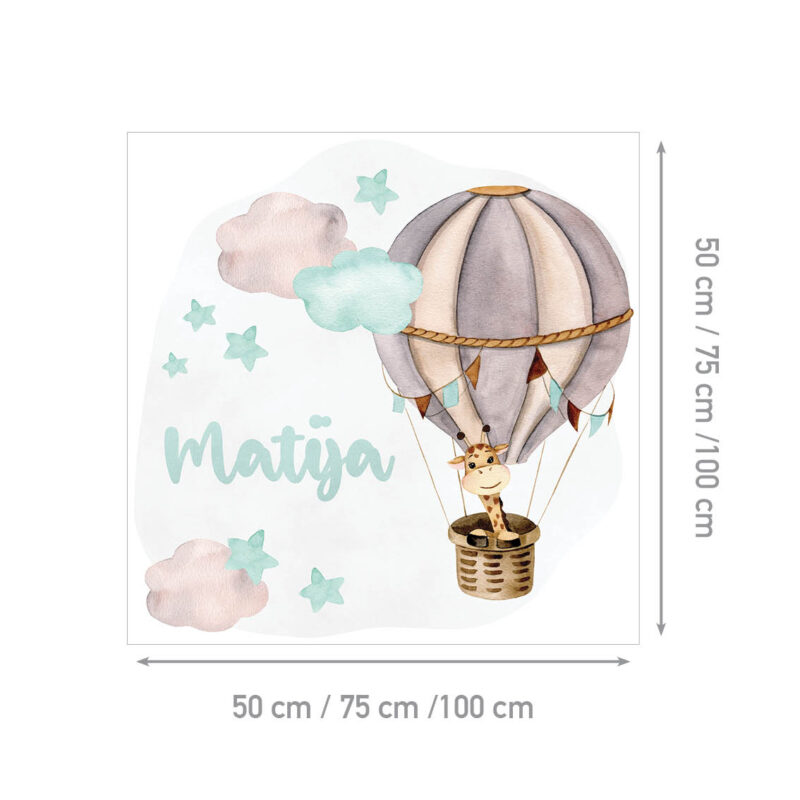 Personalizirana dječja naljepnica s imenom i žirafom u balonu među oblacima, u pastelnim nijansama roze, žute, plave i mente - mint verzija.
