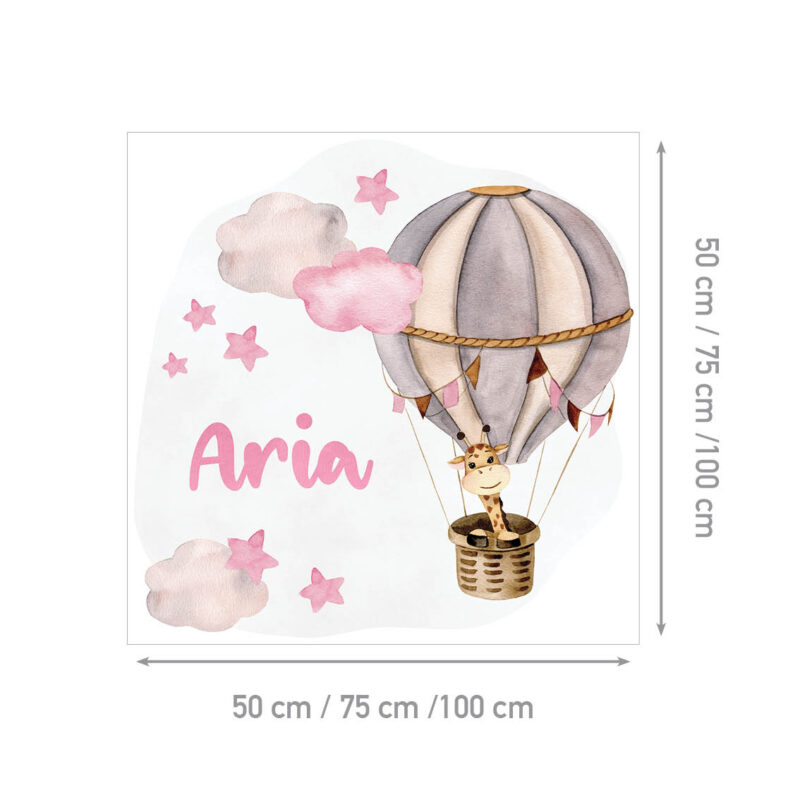 Personalizirana dječja naljepnica s imenom i žirafom u balonu među oblacima, u pastelnim nijansama roze, žute, plave i mente - roza verzija.