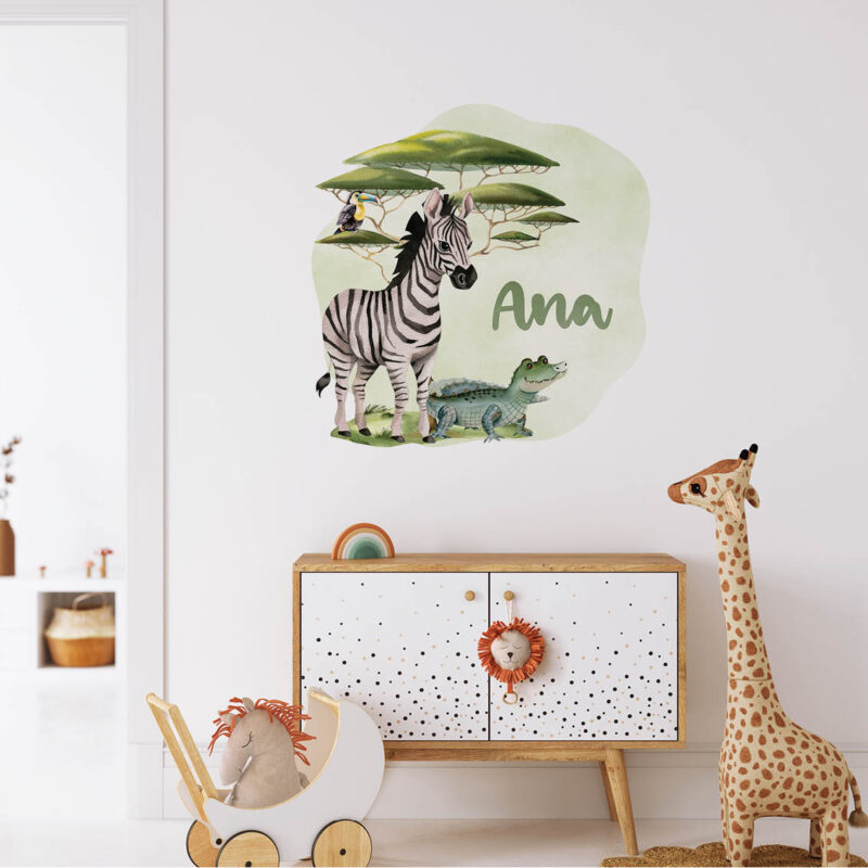 Personalizirana dječja naljepnica s imenom i ilustracijom zebre, krokodila i tukan ptice ispred akacije, u zelenoj safari scenografiji.