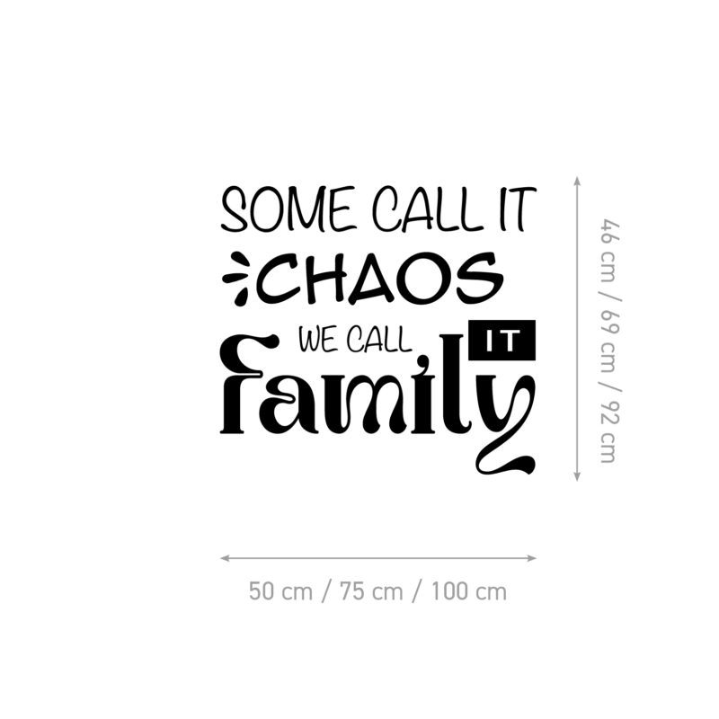 Zidna naljepnica s natpisom Some Call It Chaos, We Call It Family u obiteljskom prostoru - shema
