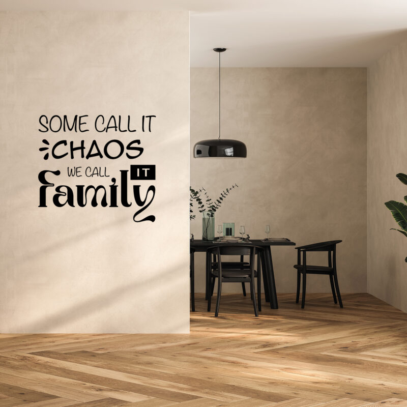 Zidna naljepnica s natpisom Some Call It Chaos, We Call It Family u obiteljskom prostoru