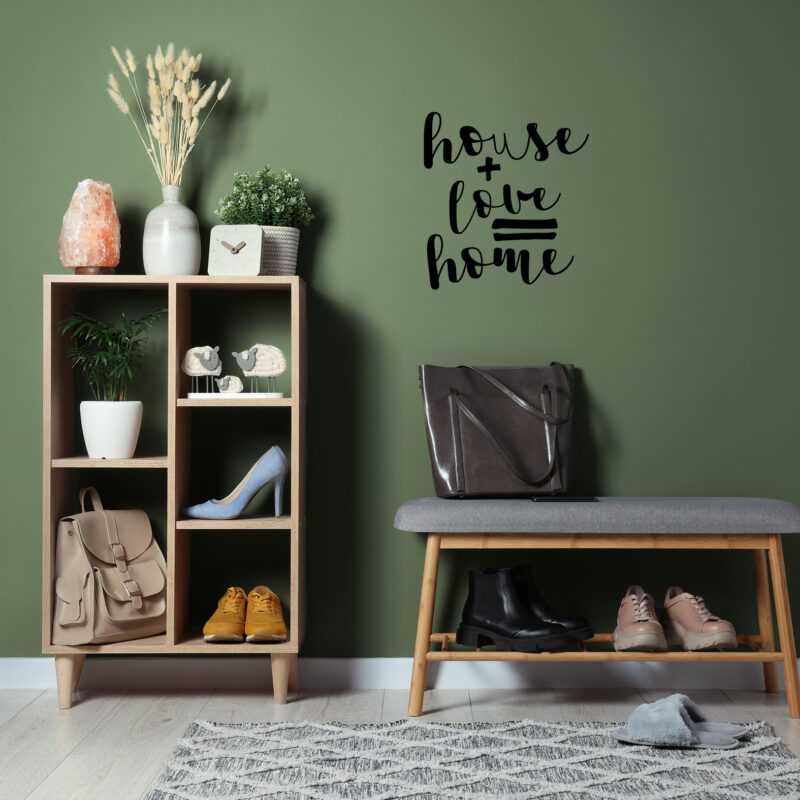 Zidna naljepnica House + Love = Home u hodniku ili ulaznom prostoru